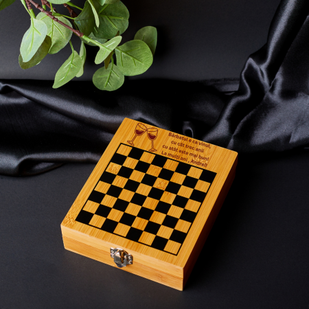 Cadouri pentru iubit - Accesorii pentru vin si sah personalizat -  Barbatul este ca vinul