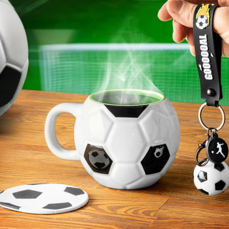 Cadouri pentru iubit - Set Cadou "Pasiune pentru Fotbal": Cana, Suport și Breloc Tematic