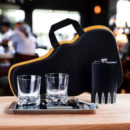 Cadouri pentru iubit - Set whisky in suport de chitara LUX
