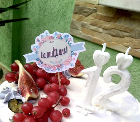 Stegulet cu La multi ani, flori si banner