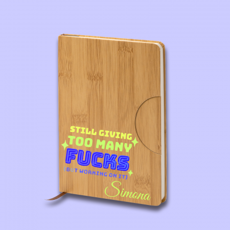 Agenda personalizata din lemn cu nume Still giving too many fucks