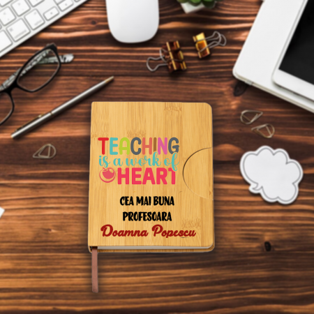 Agenda personalizata din lemn cu mesaj Teaching is a work of heart