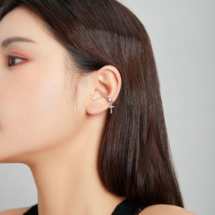 Cercel argint ear cuff cu cruciulita, pe ureche [2]