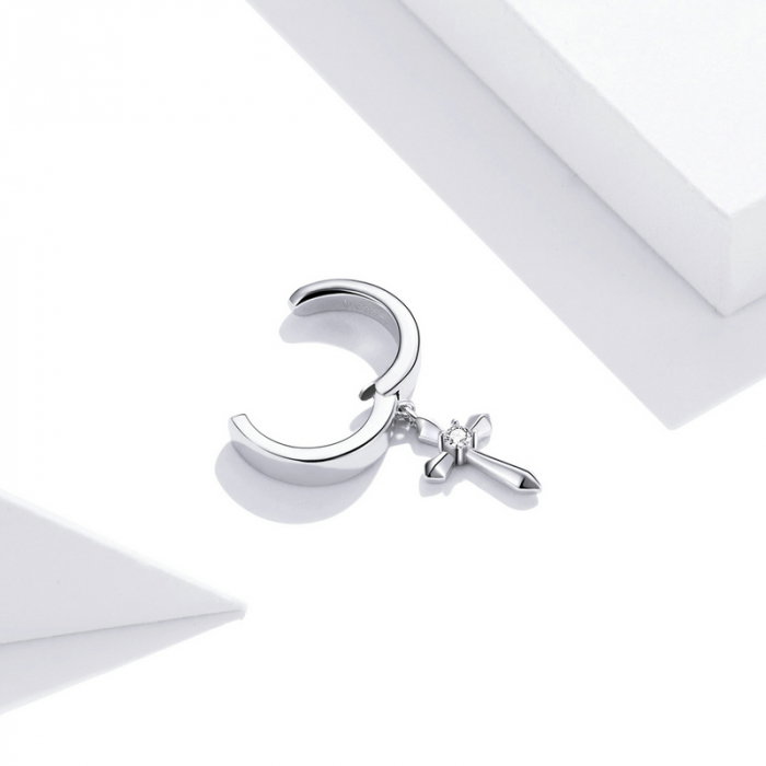 Cercel argint ear cuff cu cruciulita, pe ureche [3]