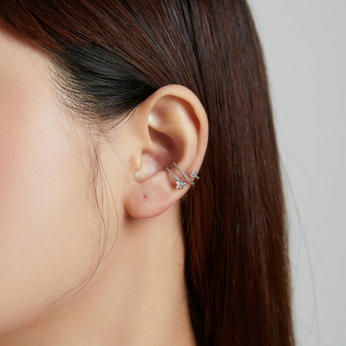 Cercel argint ear cuff cu steluta, pe ureche [2]