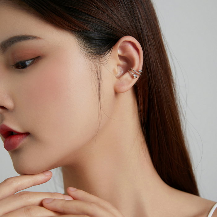 Cercel argint ear cuff cu steluta, pe ureche [8]