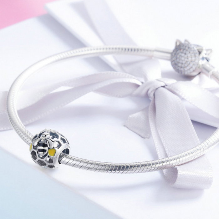 Pandantiv argint fagure si albina [2]