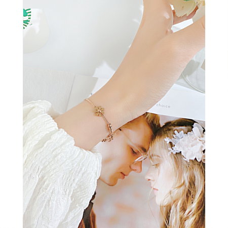 Bratara aurie cu flori delicate – Eleganta si feminitate subtila [3]