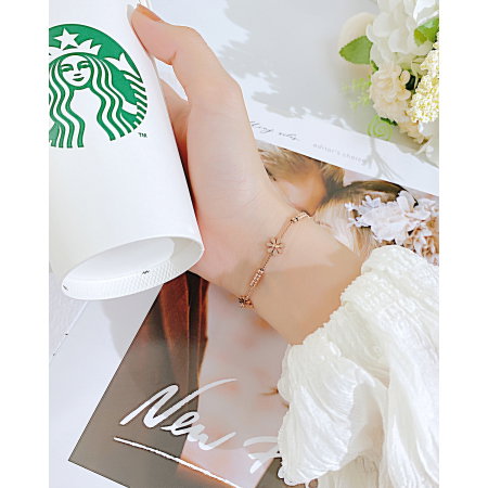 Bratara aurie cu flori delicate – Eleganta si feminitate subtila [1]