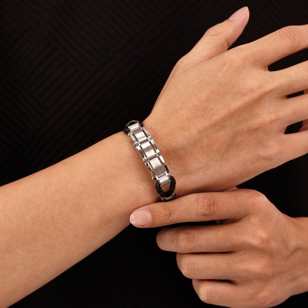 Brățară piele neagră împletită cu segmente metalice din inox – Echilibru între forță și rafinament [6]