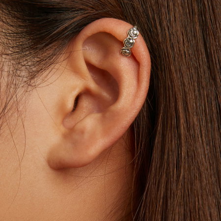 Cercel argint ear cuff cu trandafiri, pe ureche [7]