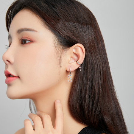Cercel argint ear cuff cu cruciulita, pe ureche [4]