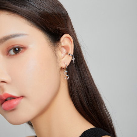 Cercel argint ear cuff cu cruciulita, pe ureche [9]