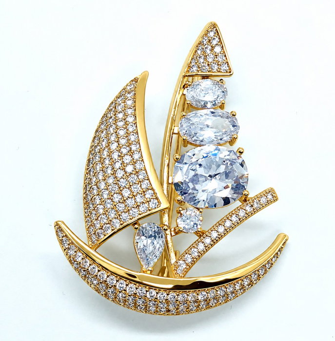 Brosa Sailing Boat cu cristale de zirconiu și placare cu aur galben – Cadou elegant pentru femei [1]