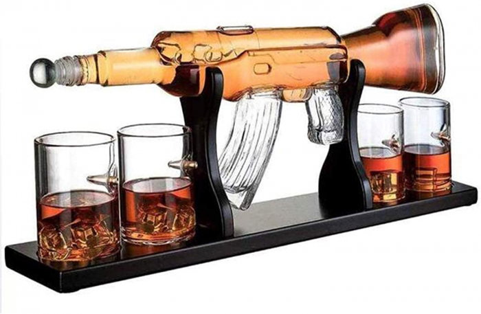 Decantor Pusca cu Patru Pahare cu Glont & Suport Lemn Kitchen. TOP 10 Cadouri Barbati [7]