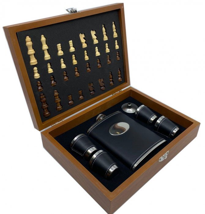 Cutie de șah cu accesorii pentru whisky – cadou elegant pentru bărbați pasionați de strategie. TOP 10 Cadouri Barbati [6]