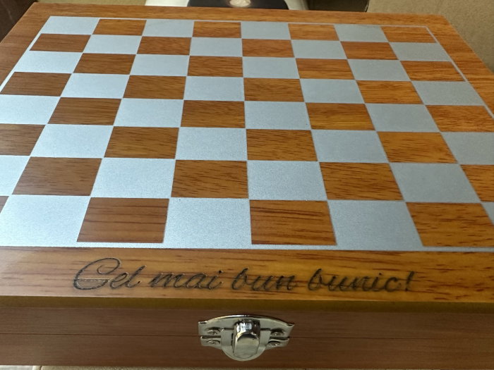 Cutie de șah cu accesorii pentru whisky – cadou elegant pentru bărbați pasionați de strategie. TOP 10 Cadouri Barbati [8]