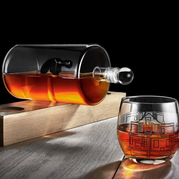 Decantor Sticla cu Ciocan in Interior + 2 Pahare & Suport Lemn [5]