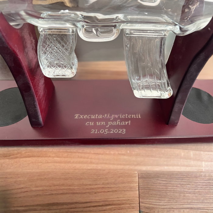 Decantor Pusca cu Patru Pahare cu Glont & Suport Lemn Kitchen. TOP 10 Cadouri Barbati [12]