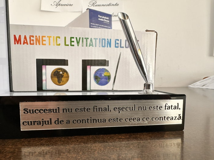 Glob pământesc cu levitație magnetică și pix – cadou business pentru bărbați pasionați de tehnologie și călătorii [7]