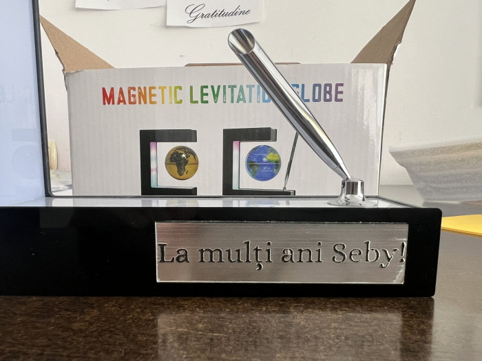 Glob pământesc cu levitație magnetică și pix – cadou business pentru bărbați pasionați de tehnologie și călătorii [9]
