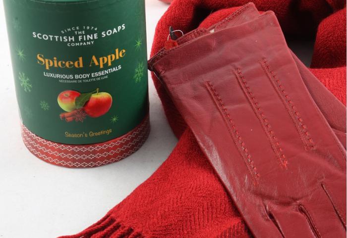 Red Christmas Spiced Apple Scottish [7]