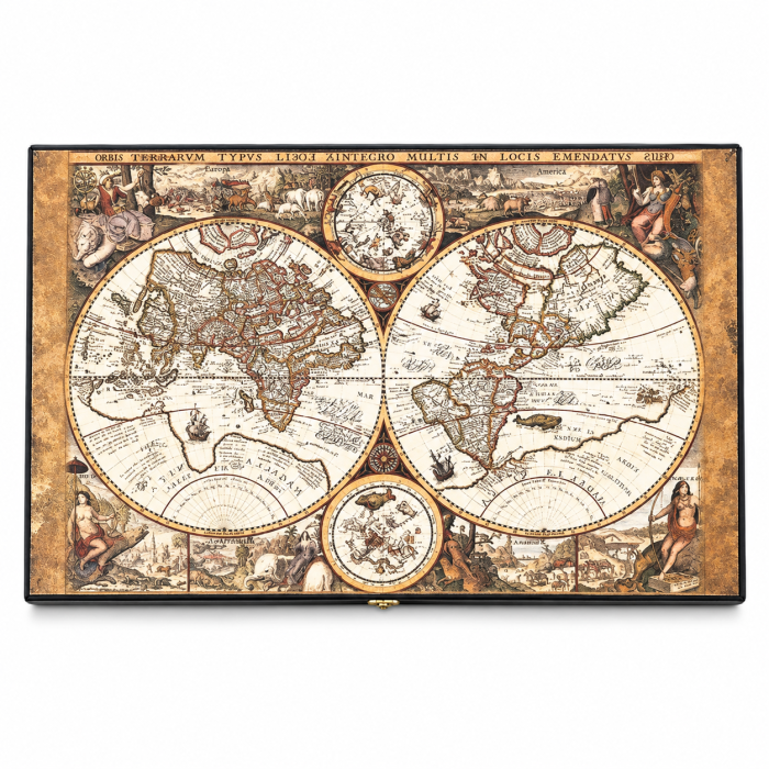 Joc de table Old Map Edition Leather închis, cu hartă vintage pe capac, pe fundal alb. [2]