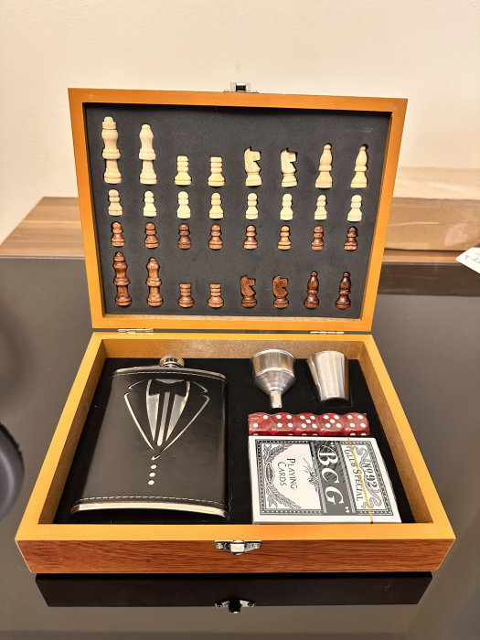 4 in 1 Business Gift for Men: Sah, Sticla + pahar, Zaruri, Carti de Joc [4]