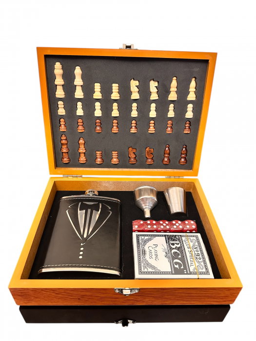 4 in 1 Business Gift for Men: Sah, Sticla + pahar, Zaruri, Carti de Joc [1]