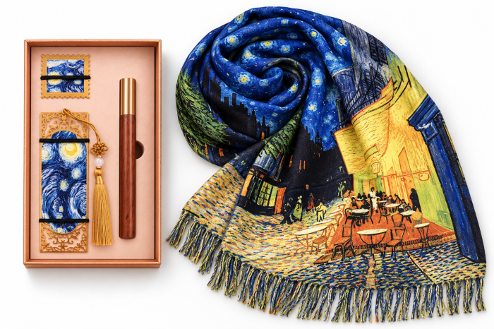 Set cadou Van Gogh – Eșarfă „Terasa cafenelei noaptea”, semn de carte „Noapte înstelată” și instrument de scris [2]