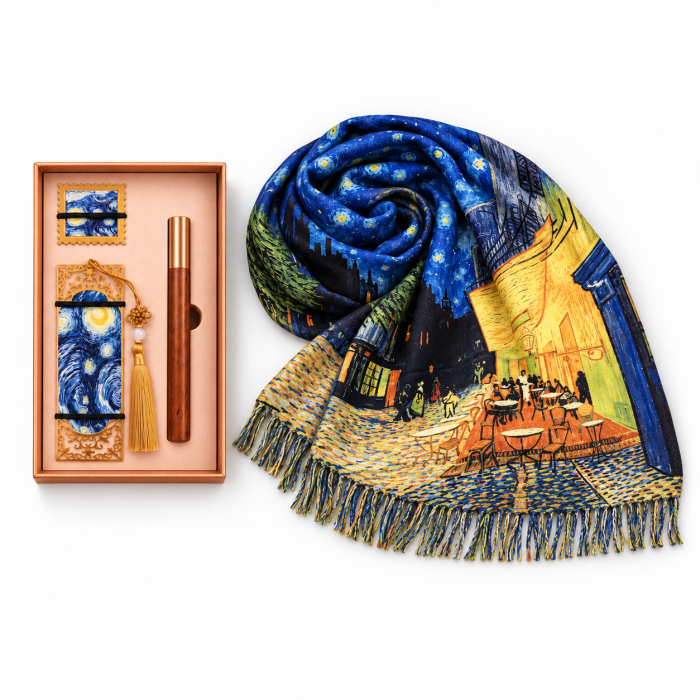 Set cadou Van Gogh – Eșarfă „Terasa cafenelei noaptea”, semn de carte „Noapte înstelată” și instrument de scris [1]