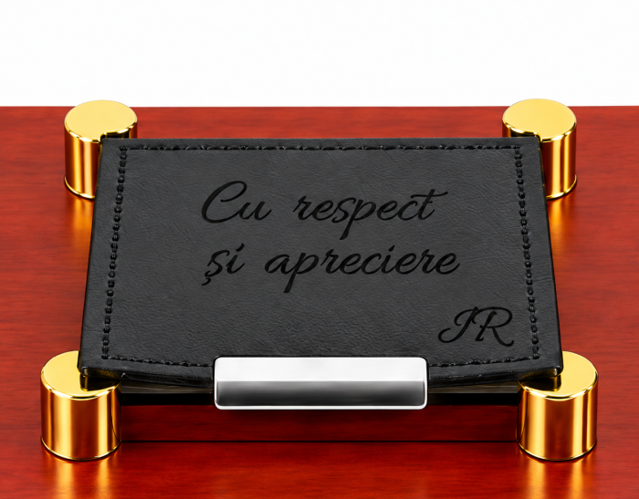 Set de birou cu bază în nuanță de lemn roșiatic, glob pământesc, lupă, accesorii aurii și clapetă personalizată. [5]