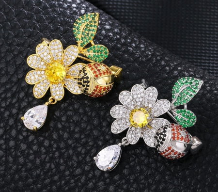Broșă elegantă Floare si Buburuză & Cadou Esarfa Matase & Mini Gentuta [3]