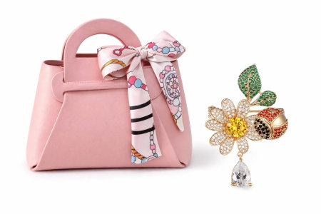 Brose - Broșă elegantă Floare si Buburuză & Cadou Esarfa Matase & Mini Gentuta