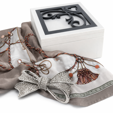 Set Cadou Elegant – Broșă Fundă Argintie & Eșarfă Mătase, cu Cutie Lemn Premium [0]