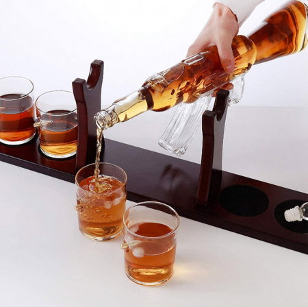 Decantor Pusca cu Patru Pahare cu Glont & Suport Lemn Kitchen. TOP 10 Cadouri Barbati [1]