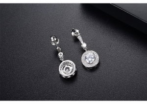 Cercei Borealy Simulated Diamonds One Huggie [5]