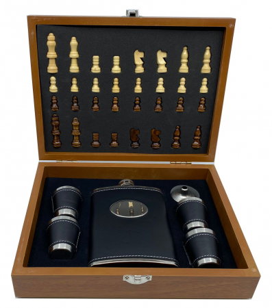Ocazii Cadouri - Cutie de șah cu accesorii pentru whisky – cadou elegant pentru bărbați pasionați de strategie. TOP 10 Cadouri Barbati