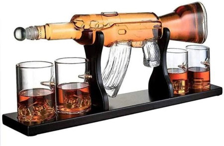 Cadouri Bărbați – Idei Premium pentru Soț, Tată, Iubit sau Șef - Decantor Pusca cu Patru Pahare cu Glont & Suport Lemn Kitchen. TOP 10 Cadouri Barbati