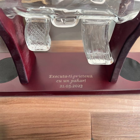 Decantor Pusca cu Patru Pahare cu Glont & Suport Lemn Kitchen. TOP 10 Cadouri Barbati [11]