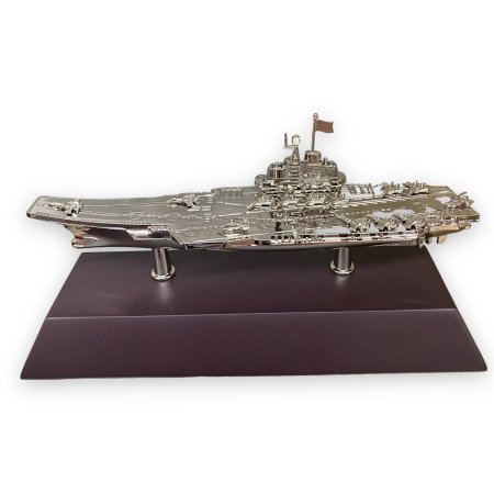 Cadouri aniversare - Decoraţiune Navă Portavion, 20 CM Desk