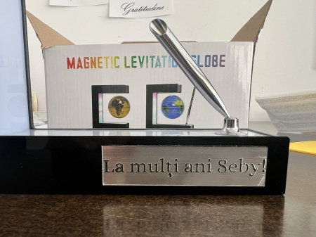 Glob pământesc cu levitație magnetică și pix – cadou business pentru bărbați pasionați de tehnologie și călătorii [8]