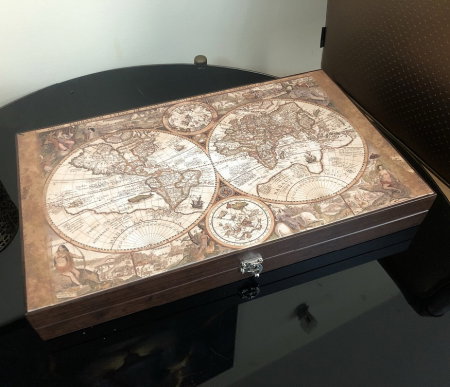 Joc de table Old Map Edition Leather închis, cu hartă vintage pe capac, pe fundal alb. [2]