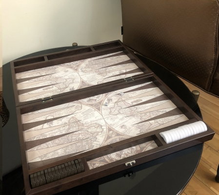 Joc de table Old Map Edition Leather închis, cu hartă vintage pe capac, pe fundal alb. [3]