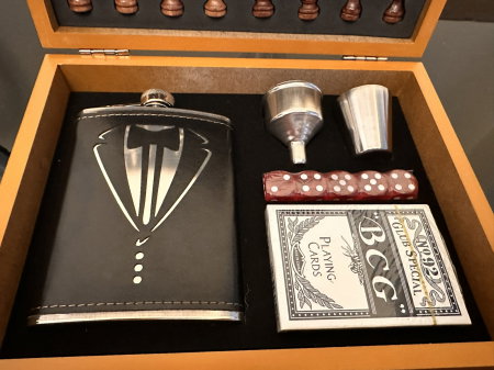 4 in 1 Business Gift for Men: Sah, Sticla + pahar, Zaruri, Carti de Joc [1]
