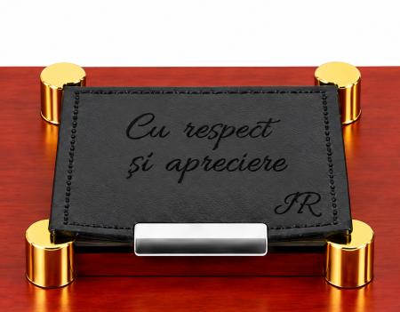 Set de birou cu bază în nuanță de lemn roșiatic, glob pământesc, lupă, accesorii aurii și clapetă personalizată. [4]