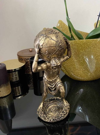 Statueta Atlas ce tine pe umeri bolta cereasca [2]
