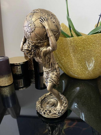 Statueta Atlas ce tine pe umeri bolta cereasca [1]