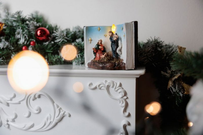 Decoratiune de Craciun MagicHome, Scena Nasterii Domnului intr-o carte, cu LED, pentru interior, 13.5x8x9.5 cm [4]