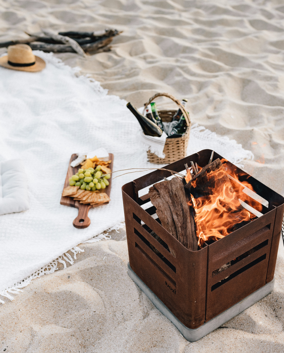 Fire Pit pentru grădină (focar exterior) Tharsis din oțel Corten și beton, focar exterior 37.5 × 37.5 × 40 cm [5]
